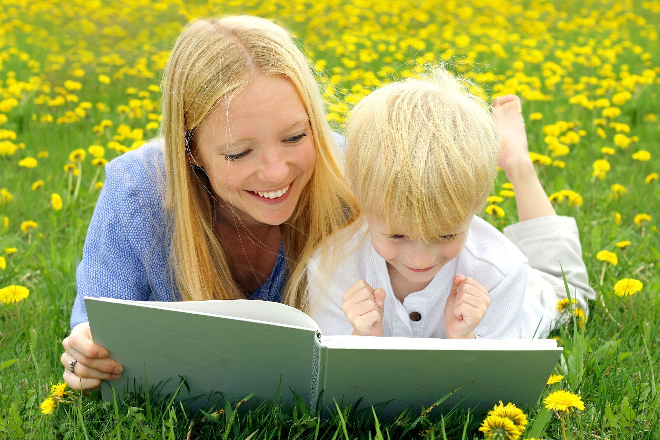 Конец лета читать детям. Чтение на природе с детьми. Чтение с мамой на природе. Мама с книжкой и ребенком. Мама читает ребенку.